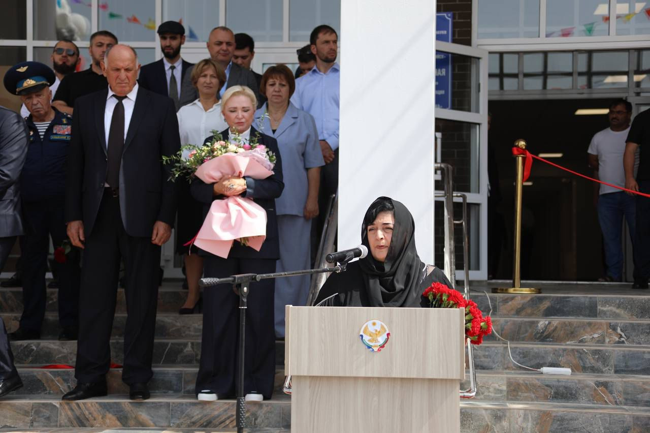 Муслимат Магомеджанова поблагодарила всех причастных за увековечивание памяти её супруга.